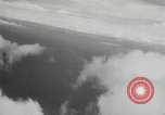 Standbild japanischen Torpedo Bomber Angriff US-Kriegsschiffe Pacific Theater, 1944, aus Sekunde 13 historischem Filmmaterial Videoclip 65675027686