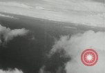 Standbild japanischen Torpedo Bomber Angriff US-Kriegsschiffe Pacific Theater, 1944, aus Sekunde 14 historischem Filmmaterial Videoclip 65675027686