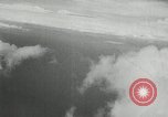 Standbild japanischen Torpedo Bomber Angriff US-Kriegsschiffe Pacific Theater, 1944, aus Sekunde 15 historischem Filmmaterial Videoclip 65675027686