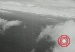 Standbild japanischen Torpedo Bomber Angriff US-Kriegsschiffe Pacific Theater, 1944, aus Sekunde 16 historischem Filmmaterial Videoclip 65675027686