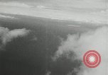 Standbild japanischen Torpedo Bomber Angriff US-Kriegsschiffe Pacific Theater, 1944, aus Sekunde 17 historischem Filmmaterial Videoclip 65675027686
