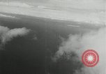 Standbild japanischen Torpedo Bomber Angriff US-Kriegsschiffe Pacific Theater, 1944, aus Sekunde 18 historischem Filmmaterial Videoclip 65675027686