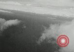 Standbild japanischen Torpedo Bomber Angriff US-Kriegsschiffe Pacific Theater, 1944, aus Sekunde 19 historischem Filmmaterial Videoclip 65675027686