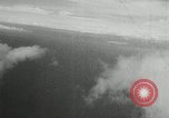 Standbild japanischen Torpedo Bomber Angriff US-Kriegsschiffe Pacific Theater, 1944, aus Sekunde 20 historischem Filmmaterial Videoclip 65675027686