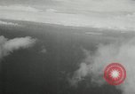 Standbild japanischen Torpedo Bomber Angriff US-Kriegsschiffe Pacific Theater, 1944, aus Sekunde 21 historischem Filmmaterial Videoclip 65675027686