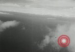 Standbild japanischen Torpedo Bomber Angriff US-Kriegsschiffe Pacific Theater, 1944, aus Sekunde 22 historischem Filmmaterial Videoclip 65675027686