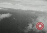 Standbild japanischen Torpedo Bomber Angriff US-Kriegsschiffe Pacific Theater, 1944, aus Sekunde 23 historischem Filmmaterial Videoclip 65675027686