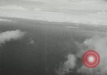 Standbild japanischen Torpedo Bomber Angriff US-Kriegsschiffe Pacific Theater, 1944, aus Sekunde 24 historischem Filmmaterial Videoclip 65675027686