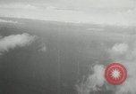Standbild japanischen Torpedo Bomber Angriff US-Kriegsschiffe Pacific Theater, 1944, aus Sekunde 25 historischem Filmmaterial Videoclip 65675027686