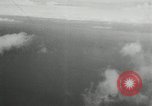 Standbild japanischen Torpedo Bomber Angriff US-Kriegsschiffe Pacific Theater, 1944, aus Sekunde 26 historischem Filmmaterial Videoclip 65675027686