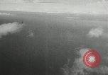 Standbild japanischen Torpedo Bomber Angriff US-Kriegsschiffe Pacific Theater, 1944, aus Sekunde 27 historischem Filmmaterial Videoclip 65675027686