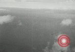 Standbild japanischen Torpedo Bomber Angriff US-Kriegsschiffe Pacific Theater, 1944, aus Sekunde 28 historischem Filmmaterial Videoclip 65675027686