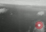 Standbild japanischen Torpedo Bomber Angriff US-Kriegsschiffe Pacific Theater, 1944, aus Sekunde 29 historischem Filmmaterial Videoclip 65675027686
