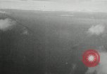 Standbild japanischen Torpedo Bomber Angriff US-Kriegsschiffe Pacific Theater, 1944, aus Sekunde 30 historischem Filmmaterial Videoclip 65675027686
