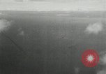 Standbild japanischen Torpedo Bomber Angriff US-Kriegsschiffe Pacific Theater, 1944, aus Sekunde 31 historischem Filmmaterial Videoclip 65675027686