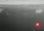 Standbild japanischen Torpedo Bomber Angriff US-Kriegsschiffe Pacific Theater, 1944, aus Sekunde 32 historischem Filmmaterial Videoclip 65675027686