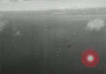Standbild japanischen Torpedo Bomber Angriff US-Kriegsschiffe Pacific Theater, 1944, aus Sekunde 33 historischem Filmmaterial Videoclip 65675027686