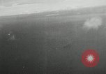 Standbild japanischen Torpedo Bomber Angriff US-Kriegsschiffe Pacific Theater, 1944, aus Sekunde 34 historischem Filmmaterial Videoclip 65675027686