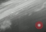 Standbild japanischen Torpedo Bomber Angriff US-Kriegsschiffe Pacific Theater, 1944, aus Sekunde 38 historischem Filmmaterial Videoclip 65675027686