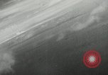 Standbild japanischen Torpedo Bomber Angriff US-Kriegsschiffe Pacific Theater, 1944, aus Sekunde 39 historischem Filmmaterial Videoclip 65675027686