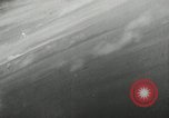 Standbild japanischen Torpedo Bomber Angriff US-Kriegsschiffe Pacific Theater, 1944, aus Sekunde 40 historischem Filmmaterial Videoclip 65675027686