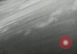 Standbild japanischen Torpedo Bomber Angriff US-Kriegsschiffe Pacific Theater, 1944, aus Sekunde 41 historischem Filmmaterial Videoclip 65675027686