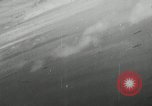 Standbild japanischen Torpedo Bomber Angriff US-Kriegsschiffe Pacific Theater, 1944, aus Sekunde 42 historischem Filmmaterial Videoclip 65675027686