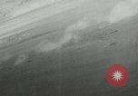 Standbild japanischen Torpedo Bomber Angriff US-Kriegsschiffe Pacific Theater, 1944, aus Sekunde 43 historischem Filmmaterial Videoclip 65675027686