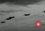 Standbild japanischen Torpedo Bomber Angriff US-Kriegsschiffe Pacific Theater, 1944, aus Sekunde 52 historischem Filmmaterial Videoclip 65675027686