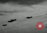 Standbild japanischen Torpedo Bomber Angriff US-Kriegsschiffe Pacific Theater, 1944, aus Sekunde 53 historischem Filmmaterial Videoclip 65675027686