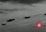 Standbild japanischen Torpedo Bomber Angriff US-Kriegsschiffe Pacific Theater, 1944, aus Sekunde 54 historischem Filmmaterial Videoclip 65675027686
