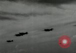 Standbild japanischen Torpedo Bomber Angriff US-Kriegsschiffe Pacific Theater, 1944, aus Sekunde 55 historischem Filmmaterial Videoclip 65675027686
