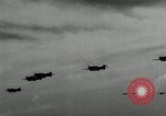 Standbild japanischen Torpedo Bomber Angriff US-Kriegsschiffe Pacific Theater, 1944, aus Sekunde 56 historischem Filmmaterial Videoclip 65675027686