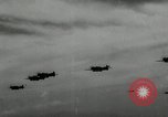 Standbild japanischen Torpedo Bomber Angriff US-Kriegsschiffe Pacific Theater, 1944, aus Sekunde 57 historischem Filmmaterial Videoclip 65675027686