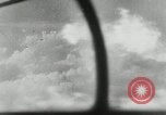 Standbild japanischen Torpedo Bomber Angriff US-Kriegsschiffe Pacific Theater, 1944, aus Sekunde 58 historischem Filmmaterial Videoclip 65675027686
