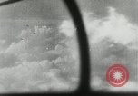 Standbild japanischen Torpedo Bomber Angriff US-Kriegsschiffe Pacific Theater, 1944, aus Sekunde 59 historischem Filmmaterial Videoclip 65675027686