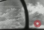 Standbild japanischen Torpedo Bomber Angriff US-Kriegsschiffe Pacific Theater, 1944, aus Sekunde 60 historischem Filmmaterial Videoclip 65675027686