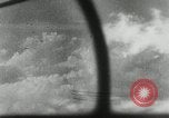 Standbild japanischen Torpedo Bomber Angriff US-Kriegsschiffe Pacific Theater, 1944, aus Sekunde 61 historischem Filmmaterial Videoclip 65675027686