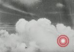 Standbild japanischen Torpedo Bomber Angriff US-Kriegsschiffe Pacific Theater, 1944, aus Sekunde 62 historischem Filmmaterial Videoclip 65675027686