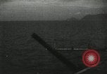 Standbild japanische Kampfflugzeuge angreifen US-Kriegsschiffe im Zweiten Weltkrieg Pacific Theater, 1944, aus Sekunde 1 historischem Filmmaterial Videoclip 65675027687