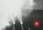Standbild japanische Kampfflugzeuge angreifen US-Kriegsschiffe im Zweiten Weltkrieg Pacific Theater, 1944, aus Sekunde 3 historischem Filmmaterial Videoclip 65675027687