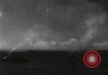 Standbild japanische Kampfflugzeuge angreifen US-Kriegsschiffe im Zweiten Weltkrieg Pacific Theater, 1944, aus Sekunde 5 historischem Filmmaterial Videoclip 65675027687