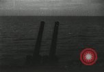 Standbild japanische Kampfflugzeuge angreifen US-Kriegsschiffe im Zweiten Weltkrieg Pacific Theater, 1944, aus Sekunde 6 historischem Filmmaterial Videoclip 65675027687