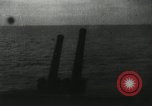 Standbild japanische Kampfflugzeuge angreifen US-Kriegsschiffe im Zweiten Weltkrieg Pacific Theater, 1944, aus Sekunde 8 historischem Filmmaterial Videoclip 65675027687