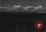 Standbild japanische Kampfflugzeuge angreifen US-Kriegsschiffe im Zweiten Weltkrieg Pacific Theater, 1944, aus Sekunde 9 historischem Filmmaterial Videoclip 65675027687