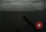 Standbild japanische Kampfflugzeuge angreifen US-Kriegsschiffe im Zweiten Weltkrieg Pacific Theater, 1944, aus Sekunde 10 historischem Filmmaterial Videoclip 65675027687
