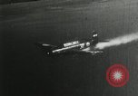 Standbild japanische Kampfflugzeuge angreifen US-Kriegsschiffe im Zweiten Weltkrieg Pacific Theater, 1944, aus Sekunde 11 historischem Filmmaterial Videoclip 65675027687