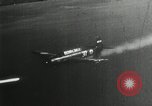 Standbild japanische Kampfflugzeuge angreifen US-Kriegsschiffe im Zweiten Weltkrieg Pacific Theater, 1944, aus Sekunde 12 historischem Filmmaterial Videoclip 65675027687