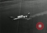 Standbild japanische Kampfflugzeuge angreifen US-Kriegsschiffe im Zweiten Weltkrieg Pacific Theater, 1944, aus Sekunde 13 historischem Filmmaterial Videoclip 65675027687
