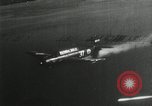 Standbild japanische Kampfflugzeuge angreifen US-Kriegsschiffe im Zweiten Weltkrieg Pacific Theater, 1944, aus Sekunde 14 historischem Filmmaterial Videoclip 65675027687